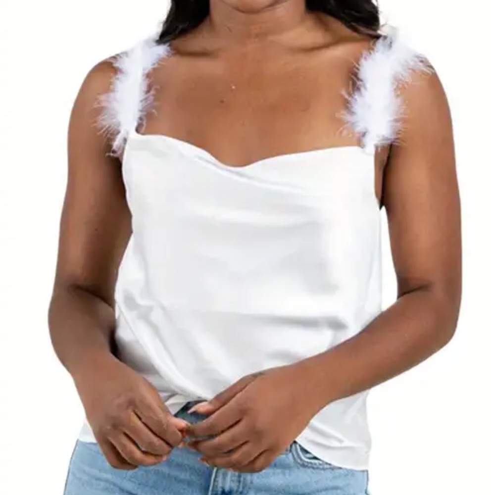 Feather Accent Top 🌼